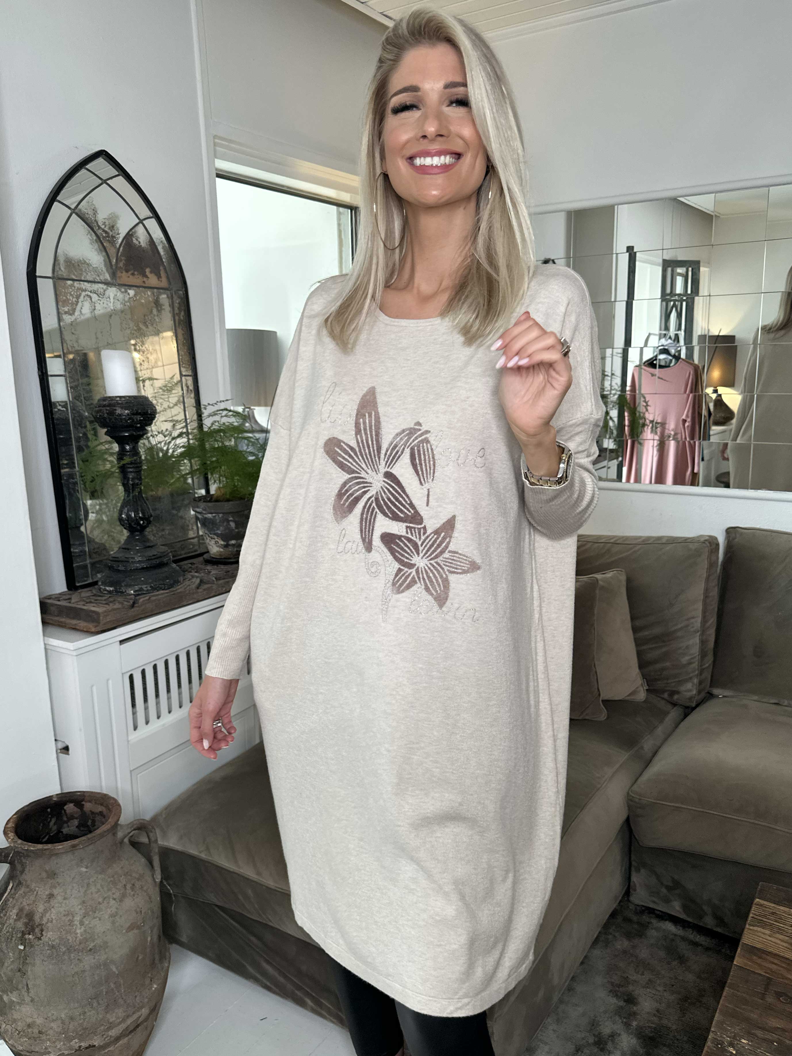 Amilie - Blød strikkjole med blomstermotiver